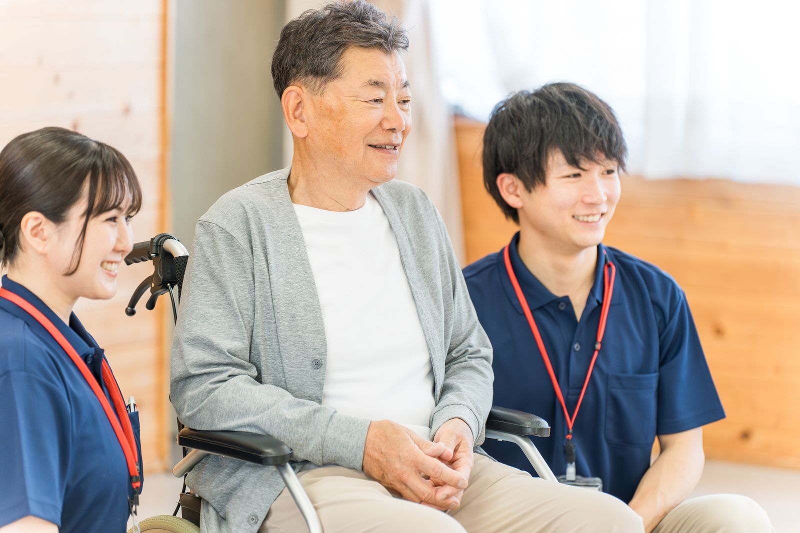 介護スタッフが利用者に寄り添う様子