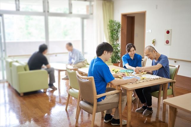 介護施設で職員と利用者が過ごす様子